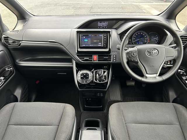トヨタ エスクァイア ハイブリッド Xi 熊本県 2019(平31)年 3.3万km スパークリングブラックパールクリスタルシャイン 純正SDナビDTV/・AM/FM/CD/DVD/BT/AUX/・地デジ/バックカメラ/両側パワースライドドア/トヨタセーフティセンス/・プリクラッシュセーフティ/・レーントレーシングアシスト/・クリアランスソナー/・パーキングサポートブレーキ/・ロードサインアシスト/クルーズコントロール/EV/ECO/PWRMODE/オートハイビーム/フォグランプ/電動格納・ウィンカーミラー/LEDライト/アイドリングストップ/USB充電（フロント、2列目）/シートヒーター（DN）/デュアルエアコン/リアクーラー/プッシュスタート/ロールシェード/革巻きステアリング/ステアリングスイッチ/スマートキー