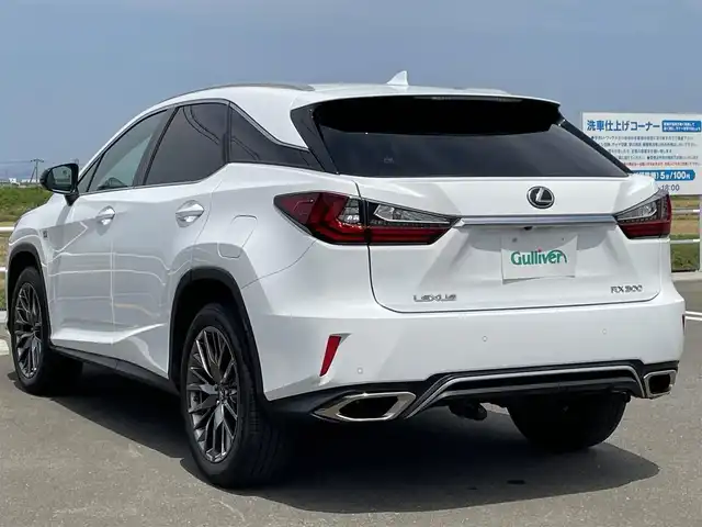 レクサス ＲＸ 300 Fスポーツ 佐賀県 2018(平30)年 5万km ホワイトノーヴァガラスフレーク パノラマルーフ/Lexus Safty System＋/・プリクラッシュセーフティ【PCS】/・レーンキーピングアシスト【LKA】/・ブラインドスポットモニター【BSM】/・インテリジェントクリアランスソナー/・レーダークルーズコントロール/純正12.3型ナビゲーション/・Bluetooth/CD/DVD/SD/フルセグTV/パノラミックビューモニター/ビルトインETC2.0/純正前方ドライブレコーダー【TZ-D101】/黒レザーシート/・DN席パワーシート/・DN席シートヒーター/シートベンチレーション/・D席メモリシート/革巻きステアリング/・ステアリングヒーター/・パドルシフト/・ステアリングリモコン/パワーバックドア/ヘッドアップディスプレイ/電子パーキング/AUTO HOLD機能/リアサンシェード/スマートキー/純正フロアマット/純正20インチアルミホイール/三眼フルLEDヘッドランプ/オートマチックハイビーム/LEDフロントフォグランプ/高輝度LEDコーナーリングランプ