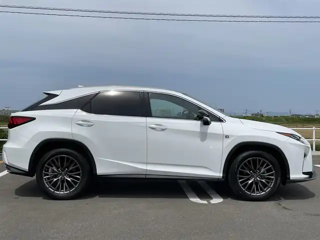 レクサス ＲＸ 300 Fスポーツ 佐賀県 2018(平30)年 5万km ホワイトノーヴァガラスフレーク パノラマルーフ/Lexus Safty System＋/・プリクラッシュセーフティ【PCS】/・レーンキーピングアシスト【LKA】/・ブラインドスポットモニター【BSM】/・インテリジェントクリアランスソナー/・レーダークルーズコントロール/純正12.3型ナビゲーション/・Bluetooth/CD/DVD/SD/フルセグTV/パノラミックビューモニター/ビルトインETC2.0/純正前方ドライブレコーダー【TZ-D101】/黒レザーシート/・DN席パワーシート/・DN席シートヒーター/シートベンチレーション/・D席メモリシート/革巻きステアリング/・ステアリングヒーター/・パドルシフト/・ステアリングリモコン/パワーバックドア/ヘッドアップディスプレイ/電子パーキング/AUTO HOLD機能/リアサンシェード/スマートキー/純正フロアマット/純正20インチアルミホイール/三眼フルLEDヘッドランプ/オートマチックハイビーム/LEDフロントフォグランプ/高輝度LEDコーナーリングランプ