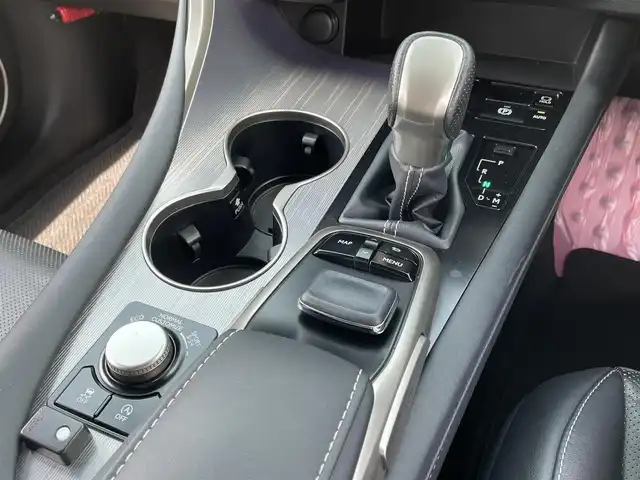 レクサス ＲＸ 300 Fスポーツ 佐賀県 2018(平30)年 5万km ホワイトノーヴァガラスフレーク パノラマルーフ/Lexus Safty System＋/・プリクラッシュセーフティ【PCS】/・レーンキーピングアシスト【LKA】/・ブラインドスポットモニター【BSM】/・インテリジェントクリアランスソナー/・レーダークルーズコントロール/純正12.3型ナビゲーション/・Bluetooth/CD/DVD/SD/フルセグTV/パノラミックビューモニター/ビルトインETC2.0/純正前方ドライブレコーダー【TZ-D101】/黒レザーシート/・DN席パワーシート/・DN席シートヒーター/シートベンチレーション/・D席メモリシート/革巻きステアリング/・ステアリングヒーター/・パドルシフト/・ステアリングリモコン/パワーバックドア/ヘッドアップディスプレイ/電子パーキング/AUTO HOLD機能/リアサンシェード/スマートキー/純正フロアマット/純正20インチアルミホイール/三眼フルLEDヘッドランプ/オートマチックハイビーム/LEDフロントフォグランプ/高輝度LEDコーナーリングランプ