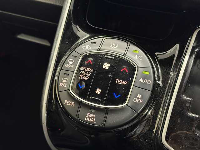トヨタ ヴォクシー ZS 煌Ⅱ 三重県 2019(令1)年 6.3万km ホワイトパールクリスタルシャイン ガソリン/FF/MTモード付インパネCVT/純正 9インチナビ NSZT-Y68T/（AM/FM/CD/DVD/TV/SD/SDREC/Bluetooth）/純正 12.1インチ 後席フリップダウンモニター V12T-R68C/バックガイドモニター/両側パワースライドドア/ドライブレコーダー 前後/ビルトイン ETC/Toyota Safety Sense/・プリクラッシュセーフティ［PCS］/・レーンディパーチャーアラート［LDA］/・オートハイビーム［AHB］/・インテリジェントクリアランスソナー（パーキングサポートブレーキ［PKSB］（静止物））/装備/・クルーズコントロール/・左右独立オートエアコン/・後席独立オートエアコン/・オートライト/・LED ヘッドランプ＋フロントフォグランプ/・ステアリングスイッチ/・充電用USBジャック x2/・純正16inAW/・保/取/ナビ取/・スマートキーx2