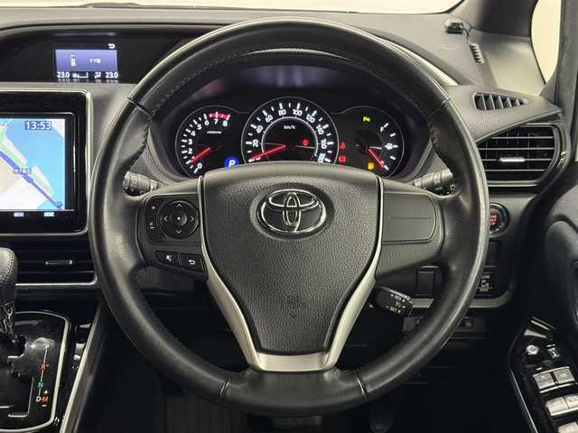 トヨタ ヴォクシー ZS 煌Ⅱ 三重県 2019(令1)年 6.3万km ホワイトパールクリスタルシャイン ガソリン/FF/MTモード付インパネCVT/純正 9インチナビ NSZT-Y68T/（AM/FM/CD/DVD/TV/SD/SDREC/Bluetooth）/純正 12.1インチ 後席フリップダウンモニター V12T-R68C/バックガイドモニター/両側パワースライドドア/ドライブレコーダー 前後/ビルトイン ETC/Toyota Safety Sense/・プリクラッシュセーフティ［PCS］/・レーンディパーチャーアラート［LDA］/・オートハイビーム［AHB］/・インテリジェントクリアランスソナー（パーキングサポートブレーキ［PKSB］（静止物））/装備/・クルーズコントロール/・左右独立オートエアコン/・後席独立オートエアコン/・オートライト/・LED ヘッドランプ＋フロントフォグランプ/・ステアリングスイッチ/・充電用USBジャック x2/・純正16inAW/・保/取/ナビ取/・スマートキーx2