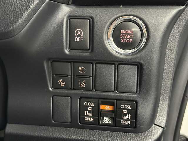 トヨタ ヴォクシー ZS 煌Ⅱ 三重県 2019(令1)年 6.3万km ホワイトパールクリスタルシャイン ガソリン/FF/MTモード付インパネCVT/純正 9インチナビ NSZT-Y68T/（AM/FM/CD/DVD/TV/SD/SDREC/Bluetooth）/純正 12.1インチ 後席フリップダウンモニター V12T-R68C/バックガイドモニター/両側パワースライドドア/ドライブレコーダー 前後/ビルトイン ETC/Toyota Safety Sense/・プリクラッシュセーフティ［PCS］/・レーンディパーチャーアラート［LDA］/・オートハイビーム［AHB］/・インテリジェントクリアランスソナー（パーキングサポートブレーキ［PKSB］（静止物））/装備/・クルーズコントロール/・左右独立オートエアコン/・後席独立オートエアコン/・オートライト/・LED ヘッドランプ＋フロントフォグランプ/・ステアリングスイッチ/・充電用USBジャック x2/・純正16inAW/・保/取/ナビ取/・スマートキーx2