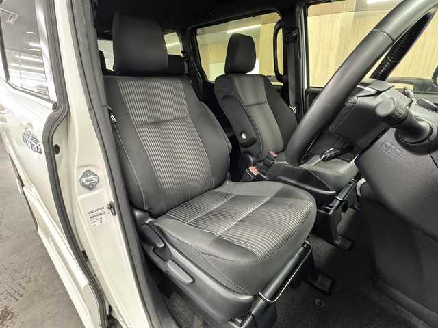 トヨタ ヴォクシー ZS 煌Ⅱ 三重県 2019(令1)年 6.3万km ホワイトパールクリスタルシャイン ガソリン/FF/MTモード付インパネCVT/純正 9インチナビ NSZT-Y68T/（AM/FM/CD/DVD/TV/SD/SDREC/Bluetooth）/純正 12.1インチ 後席フリップダウンモニター V12T-R68C/バックガイドモニター/両側パワースライドドア/ドライブレコーダー 前後/ビルトイン ETC/Toyota Safety Sense/・プリクラッシュセーフティ［PCS］/・レーンディパーチャーアラート［LDA］/・オートハイビーム［AHB］/・インテリジェントクリアランスソナー（パーキングサポートブレーキ［PKSB］（静止物））/装備/・クルーズコントロール/・左右独立オートエアコン/・後席独立オートエアコン/・オートライト/・LED ヘッドランプ＋フロントフォグランプ/・ステアリングスイッチ/・充電用USBジャック x2/・純正16inAW/・保/取/ナビ取/・スマートキーx2