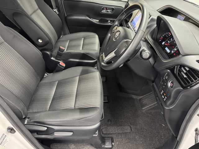 トヨタ ヴォクシー ZS 煌Ⅱ 三重県 2019(令1)年 6.3万km ホワイトパールクリスタルシャイン ガソリン/FF/MTモード付インパネCVT/純正 9インチナビ NSZT-Y68T/（AM/FM/CD/DVD/TV/SD/SDREC/Bluetooth）/純正 12.1インチ 後席フリップダウンモニター V12T-R68C/バックガイドモニター/両側パワースライドドア/ドライブレコーダー 前後/ビルトイン ETC/Toyota Safety Sense/・プリクラッシュセーフティ［PCS］/・レーンディパーチャーアラート［LDA］/・オートハイビーム［AHB］/・インテリジェントクリアランスソナー（パーキングサポートブレーキ［PKSB］（静止物））/装備/・クルーズコントロール/・左右独立オートエアコン/・後席独立オートエアコン/・オートライト/・LED ヘッドランプ＋フロントフォグランプ/・ステアリングスイッチ/・充電用USBジャック x2/・純正16inAW/・保/取/ナビ取/・スマートキーx2