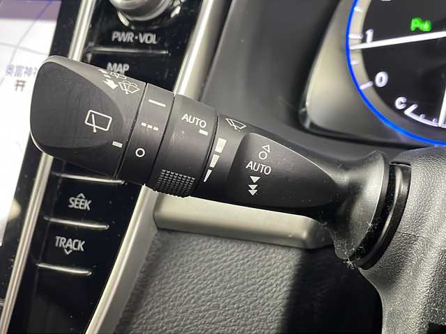 トヨタ ハリアー プレミアム 埼玉県 2017(平29)年 8.6万km ブラック 純正ナビ（AM・FM・TV・Bluetooth）/ビルトインETC2.0/前方ドライブレコーダー/バックカメラ/D席パワーシート/クルーズコントロール/先行車発進お知らせ機能/レーンキープアシスト/衝突軽減ブレーキ/盗難防止装置/コーナーセンサー/サンルーフ/電動リアゲート/プッシュスタート/アイドリングストップ/純正ドアバイザー/純正フロアマット/ウィンカーミラー/フロントフォグランプ/スマートキーｘ２/革巻きハンドル