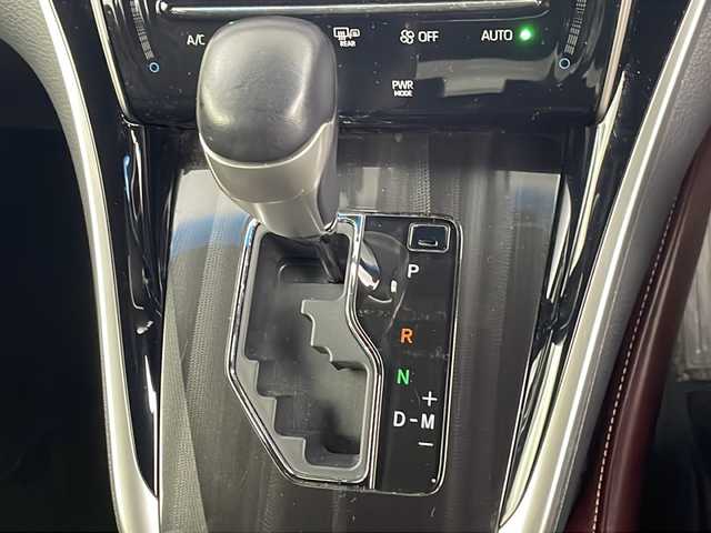 トヨタ ハリアー プレミアム 埼玉県 2017(平29)年 8.6万km ブラック 純正ナビ（AM・FM・TV・Bluetooth）/ビルトインETC2.0/前方ドライブレコーダー/バックカメラ/D席パワーシート/クルーズコントロール/先行車発進お知らせ機能/レーンキープアシスト/衝突軽減ブレーキ/盗難防止装置/コーナーセンサー/サンルーフ/電動リアゲート/プッシュスタート/アイドリングストップ/純正ドアバイザー/純正フロアマット/ウィンカーミラー/フロントフォグランプ/スマートキーｘ２/革巻きハンドル