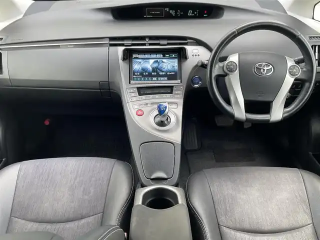 トヨタ プリウス G ツーリングセレクション 徳島県 2013(平25)年 10.1万km ホワイトパールクリスタルシャイン (株)IDOMが運営する【じしゃロン徳島店】の自社ローン専用車両になります。こちらは現金またはオートローンご利用時の価格です。自社ローンご希望の方は別途その旨お申付け下さい/純正８型ナビゲーション/（フルセグ/CD/DVD/MSV/BT）　/ハーフレザーシート　/ビルトインETC/ＬＥＤヘッドライト　/フォグランプ/ＥＶモード切替　/１７インチアルミホイール＆レグノタイヤ　/ウィンカーミラー/プッシュスタート/スマートキー　/電動格納ミラー/ステアリングリモコン/革巻きステアリング/オールオートパワーウインドウ/バックモニター　/AC100Vコンセント/純正フロアマット　/サイドバイザー