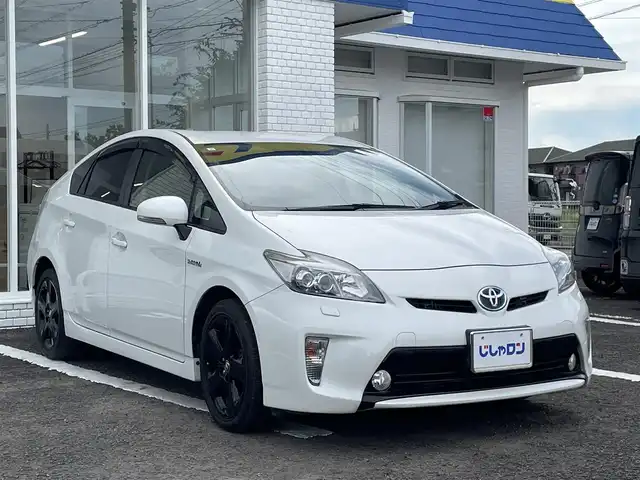 トヨタ プリウス G ツーリングセレクション 徳島県 2013(平25)年 10.1万km ホワイトパールクリスタルシャイン (株)IDOMが運営する【じしゃロン徳島店】の自社ローン専用車両になります。こちらは現金またはオートローンご利用時の価格です。自社ローンご希望の方は別途その旨お申付け下さい/純正８型ナビゲーション/（フルセグ/CD/DVD/MSV/BT）　/ハーフレザーシート　/ビルトインETC/ＬＥＤヘッドライト　/フォグランプ/ＥＶモード切替　/１７インチアルミホイール＆レグノタイヤ　/ウィンカーミラー/プッシュスタート/スマートキー　/電動格納ミラー/ステアリングリモコン/革巻きステアリング/オールオートパワーウインドウ/バックモニター　/AC100Vコンセント/純正フロアマット　/サイドバイザー