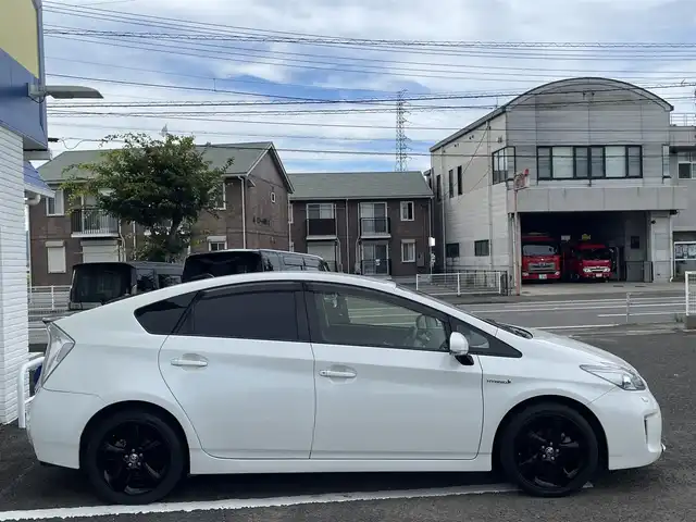 トヨタ プリウス G ツーリングセレクション 徳島県 2013(平25)年 10.1万km ホワイトパールクリスタルシャイン (株)IDOMが運営する【じしゃロン徳島店】の自社ローン専用車両になります。こちらは現金またはオートローンご利用時の価格です。自社ローンご希望の方は別途その旨お申付け下さい/純正８型ナビゲーション/（フルセグ/CD/DVD/MSV/BT）　/ハーフレザーシート　/ビルトインETC/ＬＥＤヘッドライト　/フォグランプ/ＥＶモード切替　/１７インチアルミホイール＆レグノタイヤ　/ウィンカーミラー/プッシュスタート/スマートキー　/電動格納ミラー/ステアリングリモコン/革巻きステアリング/オールオートパワーウインドウ/バックモニター　/AC100Vコンセント/純正フロアマット　/サイドバイザー