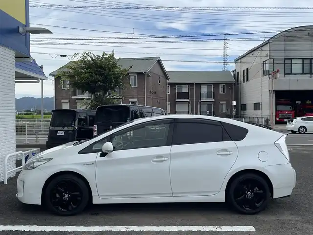 トヨタ プリウス G ツーリングセレクション 徳島県 2013(平25)年 10.1万km ホワイトパールクリスタルシャイン (株)IDOMが運営する【じしゃロン徳島店】の自社ローン専用車両になります。こちらは現金またはオートローンご利用時の価格です。自社ローンご希望の方は別途その旨お申付け下さい/純正８型ナビゲーション/（フルセグ/CD/DVD/MSV/BT）　/ハーフレザーシート　/ビルトインETC/ＬＥＤヘッドライト　/フォグランプ/ＥＶモード切替　/１７インチアルミホイール＆レグノタイヤ　/ウィンカーミラー/プッシュスタート/スマートキー　/電動格納ミラー/ステアリングリモコン/革巻きステアリング/オールオートパワーウインドウ/バックモニター　/AC100Vコンセント/純正フロアマット　/サイドバイザー