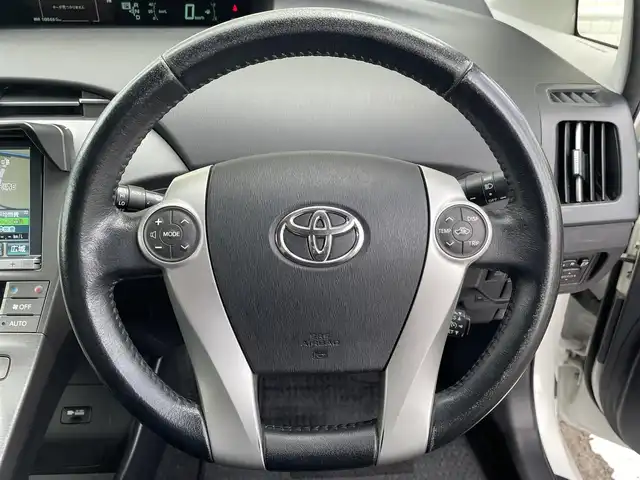 トヨタ プリウス G ツーリングセレクション 徳島県 2013(平25)年 10.1万km ホワイトパールクリスタルシャイン (株)IDOMが運営する【じしゃロン徳島店】の自社ローン専用車両になります。こちらは現金またはオートローンご利用時の価格です。自社ローンご希望の方は別途その旨お申付け下さい/純正８型ナビゲーション/（フルセグ/CD/DVD/MSV/BT）　/ハーフレザーシート　/ビルトインETC/ＬＥＤヘッドライト　/フォグランプ/ＥＶモード切替　/１７インチアルミホイール＆レグノタイヤ　/ウィンカーミラー/プッシュスタート/スマートキー　/電動格納ミラー/ステアリングリモコン/革巻きステアリング/オールオートパワーウインドウ/バックモニター　/AC100Vコンセント/純正フロアマット　/サイドバイザー
