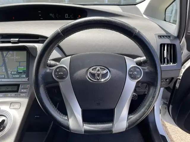 トヨタ プリウス G ツーリングセレクション 徳島県 2013(平25)年 10.1万km ホワイトパールクリスタルシャイン (株)IDOMが運営する【じしゃロン徳島店】の自社ローン専用車両になります。こちらは現金またはオートローンご利用時の価格です。自社ローンご希望の方は別途その旨お申付け下さい/純正８型ナビゲーション/（フルセグ/CD/DVD/MSV/BT）　/ハーフレザーシート　/ビルトインETC/ＬＥＤヘッドライト　/フォグランプ/ＥＶモード切替　/１７インチアルミホイール＆レグノタイヤ　/ウィンカーミラー/プッシュスタート/スマートキー　/電動格納ミラー/ステアリングリモコン/革巻きステアリング/オールオートパワーウインドウ/バックモニター　/AC100Vコンセント/純正フロアマット　/サイドバイザー