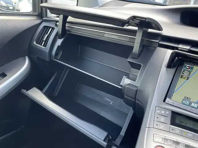 トヨタ プリウス G ツーリングセレクション 徳島県 2013(平25)年 10.1万km ホワイトパールクリスタルシャイン (株)IDOMが運営する【じしゃロン徳島店】の自社ローン専用車両になります。こちらは現金またはオートローンご利用時の価格です。自社ローンご希望の方は別途その旨お申付け下さい/純正８型ナビゲーション/（フルセグ/CD/DVD/MSV/BT）　/ハーフレザーシート　/ビルトインETC/ＬＥＤヘッドライト　/フォグランプ/ＥＶモード切替　/１７インチアルミホイール＆レグノタイヤ　/ウィンカーミラー/プッシュスタート/スマートキー　/電動格納ミラー/ステアリングリモコン/革巻きステアリング/オールオートパワーウインドウ/バックモニター　/AC100Vコンセント/純正フロアマット　/サイドバイザー