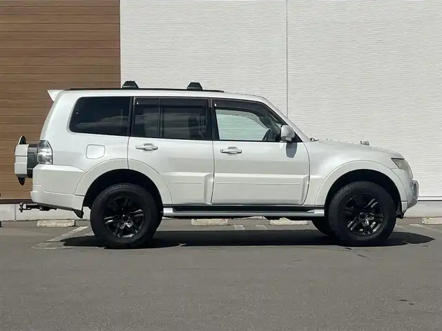 三菱 パジェロ ロング エクシード 秋田県 2012(平24)年 13.4万km ウォームホワイトパール ４WD/ターボ/社外メモリナビ/フルセグ/バックカメラ/社外17インチアルミ（夏タイヤ装着）/MTモード付AT/クルーズコントロール追従走行無/ステアリングスイッチ/前席シートヒーター/センターデフロック/ビルトインETC/ディーゼル微粒子フィルター/ルーフキャリア/ヒッチメンバー/100V充電/純正フロアマット/純正ドアバイザー/オートライト/オートエアコン/パワーステアリング/パワーウィンドウ/横滑り防止/盗難防止装置/電動格納ウィンカーミラー/キーレスエントリー/保証書/取扱説明書/記録簿