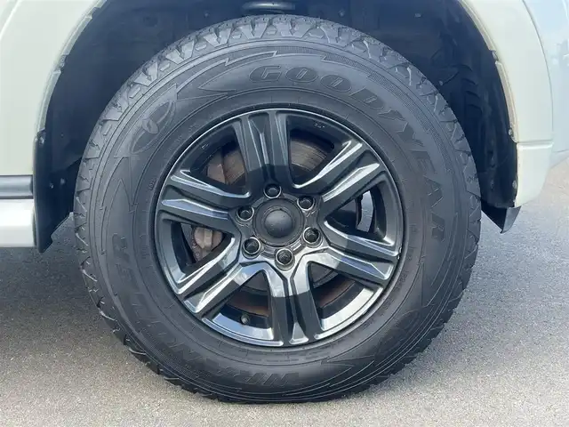 三菱 パジェロ ロング エクシード 秋田県 2012(平24)年 13.4万km ウォームホワイトパール ４WD/ターボ/社外メモリナビ/フルセグ/バックカメラ/社外17インチアルミ（夏タイヤ装着）/MTモード付AT/クルーズコントロール追従走行無/ステアリングスイッチ/前席シートヒーター/センターデフロック/ビルトインETC/ディーゼル微粒子フィルター/ルーフキャリア/ヒッチメンバー/100V充電/純正フロアマット/純正ドアバイザー/オートライト/オートエアコン/パワーステアリング/パワーウィンドウ/横滑り防止/盗難防止装置/電動格納ウィンカーミラー/キーレスエントリー/保証書/取扱説明書/記録簿