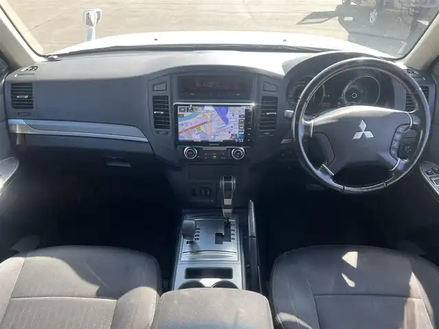 三菱 パジェロ ロング エクシード 秋田県 2012(平24)年 13.4万km ウォームホワイトパール ４WD/ターボ/社外メモリナビ/フルセグ/バックカメラ/社外17インチアルミ（夏タイヤ装着）/MTモード付AT/クルーズコントロール追従走行無/ステアリングスイッチ/前席シートヒーター/センターデフロック/ビルトインETC/ディーゼル微粒子フィルター/ルーフキャリア/ヒッチメンバー/100V充電/純正フロアマット/純正ドアバイザー/オートライト/オートエアコン/パワーステアリング/パワーウィンドウ/横滑り防止/盗難防止装置/電動格納ウィンカーミラー/キーレスエントリー/保証書/取扱説明書/記録簿