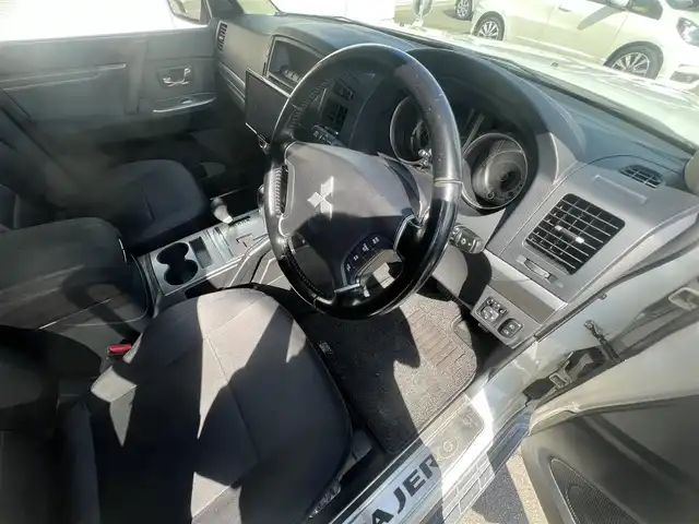 三菱 パジェロ ロング エクシード 秋田県 2012(平24)年 13.4万km ウォームホワイトパール ４WD/ターボ/社外メモリナビ/フルセグ/バックカメラ/社外17インチアルミ（夏タイヤ装着）/MTモード付AT/クルーズコントロール追従走行無/ステアリングスイッチ/前席シートヒーター/センターデフロック/ビルトインETC/ディーゼル微粒子フィルター/ルーフキャリア/ヒッチメンバー/100V充電/純正フロアマット/純正ドアバイザー/オートライト/オートエアコン/パワーステアリング/パワーウィンドウ/横滑り防止/盗難防止装置/電動格納ウィンカーミラー/キーレスエントリー/保証書/取扱説明書/記録簿