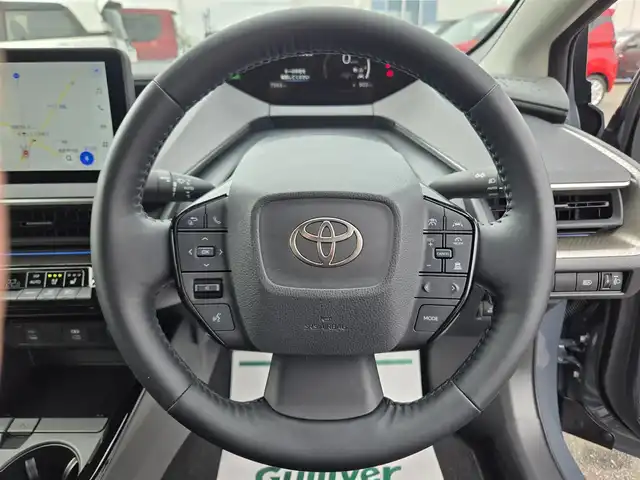 トヨタ プリウス Z 鹿児島県 2024(令6)年 0.8万km グレー レーダークルーズコントロール　/パーキングアシスト　/アラウンドビューモニター　/ステアリングヒーター　/D+N席ヒートシーター/D+N席ベンチレーション　/ワイヤレス充電　/ビルトインＥＴＣ２．０　/パワーバックドア/D+N席パワーシート/D席シートメモリー/トヨタセーフティセンス/純正メモリーナビ/Bluetoothオーディオ/フルセグテレビ/純正アルミホイール(19インチ)/前後コーナーセンサー/前方ドライブレコーダー/レーンキープアシスト/プッシュスタート/スマートキー