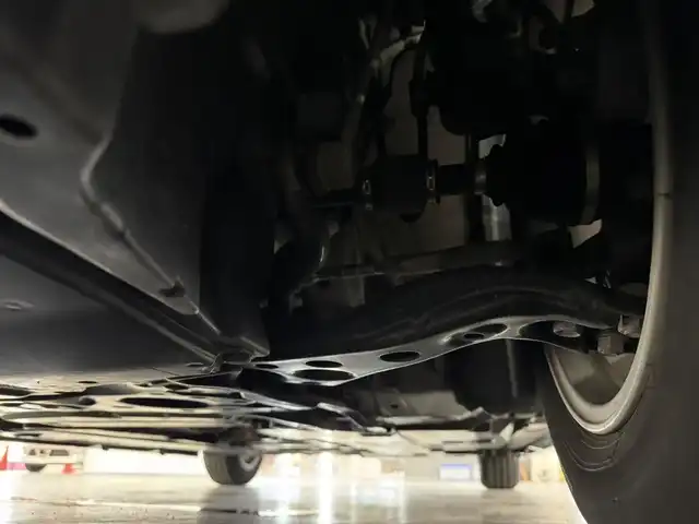 トヨタ プリウス S 三重県 2019(令1)年 7.9万km ホワイトパールクリスタルシャイン ハイブリッド/FF/インパネCVT/純正 9インチナビ NSZT-Y68T/（FM/AM/CD/DVD/TV/SDREC/SD/Bluetooth）/バックガイドモニター/社外フルエアロ（F/S/R下）/ドライブレコーダー 前方/ビルトイン ETC/Toyota Safety Sense/・プリクラッシュセーフティ［PCS］/・レーンディパーチャーアラート［LDA］（ハンドル支援・ふらつき警報機能付）/・レーダークルコン（全車速追従機能付）/・オートハイビーム/・【OP】インテリジェントクリアランスソナー［パーキングサポートブレーキ（静止物）］/・横滑り防止装置/・車両接近通報装置/装備/・オートエアコン/・オートライト/・LED ヘッドライト/・プッシュスタート/・ステアリングスイッチ/・純正 15インチアルミホイール（ホイールキャップ付）/・保/取/ナビ取/・スマートキーx2/など