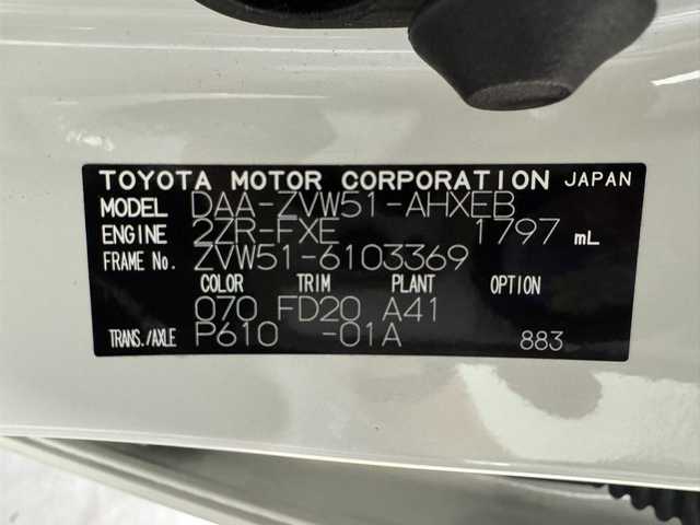 トヨタ プリウス S 三重県 2019(令1)年 7.9万km ホワイトパールクリスタルシャイン ハイブリッド/FF/インパネCVT/純正 9インチナビ NSZT-Y68T/（FM/AM/CD/DVD/TV/SDREC/SD/Bluetooth）/バックガイドモニター/社外フルエアロ（F/S/R下）/ドライブレコーダー 前方/ビルトイン ETC/Toyota Safety Sense/・プリクラッシュセーフティ［PCS］/・レーンディパーチャーアラート［LDA］（ハンドル支援・ふらつき警報機能付）/・レーダークルコン（全車速追従機能付）/・オートハイビーム/・【OP】インテリジェントクリアランスソナー［パーキングサポートブレーキ（静止物）］/・横滑り防止装置/・車両接近通報装置/装備/・オートエアコン/・オートライト/・LED ヘッドライト/・プッシュスタート/・ステアリングスイッチ/・純正 15インチアルミホイール（ホイールキャップ付）/・保/取/ナビ取/・スマートキーx2/など