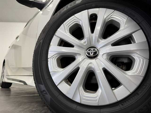 トヨタ プリウス S 三重県 2019(令1)年 7.9万km ホワイトパールクリスタルシャイン ハイブリッド/FF/インパネCVT/純正 9インチナビ NSZT-Y68T/（FM/AM/CD/DVD/TV/SDREC/SD/Bluetooth）/バックガイドモニター/社外フルエアロ（F/S/R下）/ドライブレコーダー 前方/ビルトイン ETC/Toyota Safety Sense/・プリクラッシュセーフティ［PCS］/・レーンディパーチャーアラート［LDA］（ハンドル支援・ふらつき警報機能付）/・レーダークルコン（全車速追従機能付）/・オートハイビーム/・【OP】インテリジェントクリアランスソナー［パーキングサポートブレーキ（静止物）］/・横滑り防止装置/・車両接近通報装置/装備/・オートエアコン/・オートライト/・LED ヘッドライト/・プッシュスタート/・ステアリングスイッチ/・純正 15インチアルミホイール（ホイールキャップ付）/・保/取/ナビ取/・スマートキーx2/など