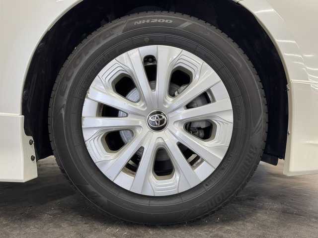 トヨタ プリウス S 三重県 2019(令1)年 7.9万km ホワイトパールクリスタルシャイン ハイブリッド/FF/インパネCVT/純正 9インチナビ NSZT-Y68T/（FM/AM/CD/DVD/TV/SDREC/SD/Bluetooth）/バックガイドモニター/社外フルエアロ（F/S/R下）/ドライブレコーダー 前方/ビルトイン ETC/Toyota Safety Sense/・プリクラッシュセーフティ［PCS］/・レーンディパーチャーアラート［LDA］（ハンドル支援・ふらつき警報機能付）/・レーダークルコン（全車速追従機能付）/・オートハイビーム/・【OP】インテリジェントクリアランスソナー［パーキングサポートブレーキ（静止物）］/・横滑り防止装置/・車両接近通報装置/装備/・オートエアコン/・オートライト/・LED ヘッドライト/・プッシュスタート/・ステアリングスイッチ/・純正 15インチアルミホイール（ホイールキャップ付）/・保/取/ナビ取/・スマートキーx2/など