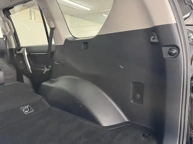 トヨタ ランドクルーザー プラド TX Lパッケージ 三重県 2022(令4)年 2万km ブラック ガソリン/パートタイム4WD/MTモード付フロア6AT/カロッツェリア 9インチ『楽ナビ』 AVIC-RL812/（CD/DVD/MSV/SD/FM/AM/TV/Bluetooth/iPod/USB/HDMI/AUX）/バックカメラ/ドライブレコーダー 前後/ビルトイン ETC2.0/Toyota Safety Sense/・プリクラッシュセーフティ［PCS］/・レーンディパーチャーアラート［LDA］/・レーダークルーズ/・オートハイビーム［AHB］/・インテリジェントクリアランスソナー（パーキングサポートブレーキ（静止物））/・ロードサインアシスト［RSA］/・先行車発進告知機能/装備/・【DOP】デジタルインナーミラー/・【OP】電動ムーンルーフ/・本革シート（ブラック）/・シートヒーター/ベンチレーション（D/N）/・パワーシート（D8way&ランバーサポート/N4way）/・オートライト/・LED ヘッドランプ＆フロントフォグランプ/・雨滴感応式フロントワイパー/・純正 17inAW/・プッシュスタート/・スマートキーx1/など