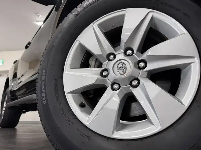 トヨタ ランドクルーザー プラド TX Lパッケージ 三重県 2022(令4)年 2万km ブラック ガソリン/パートタイム4WD/MTモード付フロア6AT/カロッツェリア 9インチ『楽ナビ』 AVIC-RL812/（CD/DVD/MSV/SD/FM/AM/TV/Bluetooth/iPod/USB/HDMI/AUX）/バックカメラ/ドライブレコーダー 前後/ビルトイン ETC2.0/Toyota Safety Sense/・プリクラッシュセーフティ［PCS］/・レーンディパーチャーアラート［LDA］/・レーダークルーズ/・オートハイビーム［AHB］/・インテリジェントクリアランスソナー（パーキングサポートブレーキ（静止物））/・ロードサインアシスト［RSA］/・先行車発進告知機能/装備/・【DOP】デジタルインナーミラー/・【OP】電動ムーンルーフ/・本革シート（ブラック）/・シートヒーター/ベンチレーション（D/N）/・パワーシート（D8way&ランバーサポート/N4way）/・オートライト/・LED ヘッドランプ＆フロントフォグランプ/・雨滴感応式フロントワイパー/・純正 17inAW/・プッシュスタート/・スマートキーx1/など