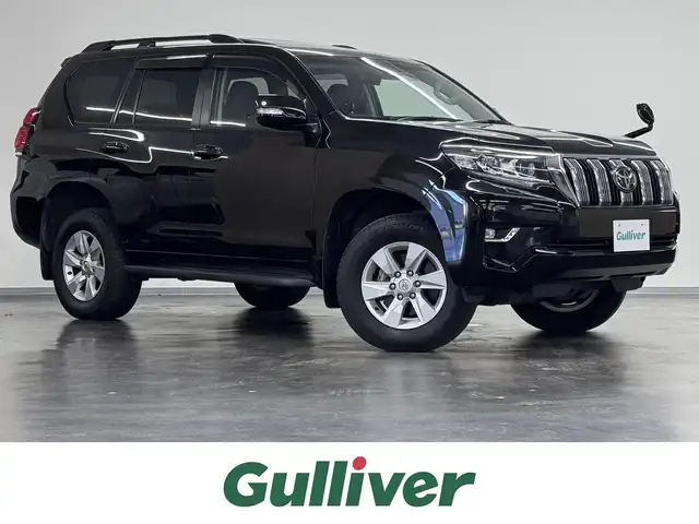 トヨタ ランドクルーザー プラド TX Lパッケージ 三重県 2022(令4)年 2万km ブラック ガソリン/パートタイム4WD/MTモード付フロア6AT/カロッツェリア 9インチ『楽ナビ』 AVIC-RL812/（CD/DVD/MSV/SD/FM/AM/TV/Bluetooth/iPod/USB/HDMI/AUX）/バックカメラ/ドライブレコーダー 前後/ビルトイン ETC2.0/Toyota Safety Sense/・プリクラッシュセーフティ［PCS］/・レーンディパーチャーアラート［LDA］/・レーダークルーズ/・オートハイビーム［AHB］/・インテリジェントクリアランスソナー（パーキングサポートブレーキ（静止物））/・ロードサインアシスト［RSA］/・先行車発進告知機能/装備/・【DOP】デジタルインナーミラー/・【OP】電動ムーンルーフ/・本革シート（ブラック）/・シートヒーター/ベンチレーション（D/N）/・パワーシート（D8way&ランバーサポート/N4way）/・オートライト/・LED ヘッドランプ＆フロントフォグランプ/・雨滴感応式フロントワイパー/・純正 17inAW/・プッシュスタート/・スマートキーx1/など