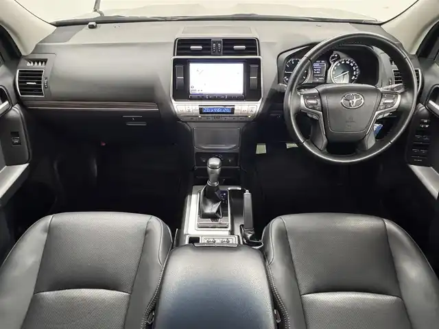 トヨタ ランドクルーザー プラド TX Lパッケージ 三重県 2022(令4)年 2万km ブラック ガソリン/パートタイム4WD/MTモード付フロア6AT/カロッツェリア 9インチ『楽ナビ』 AVIC-RL812/（CD/DVD/MSV/SD/FM/AM/TV/Bluetooth/iPod/USB/HDMI/AUX）/バックカメラ/ドライブレコーダー 前後/ビルトイン ETC2.0/Toyota Safety Sense/・プリクラッシュセーフティ［PCS］/・レーンディパーチャーアラート［LDA］/・レーダークルーズ/・オートハイビーム［AHB］/・インテリジェントクリアランスソナー（パーキングサポートブレーキ（静止物））/・ロードサインアシスト［RSA］/・先行車発進告知機能/装備/・【DOP】デジタルインナーミラー/・【OP】電動ムーンルーフ/・本革シート（ブラック）/・シートヒーター/ベンチレーション（D/N）/・パワーシート（D8way&ランバーサポート/N4way）/・オートライト/・LED ヘッドランプ＆フロントフォグランプ/・雨滴感応式フロントワイパー/・純正 17inAW/・プッシュスタート/・スマートキーx1/など