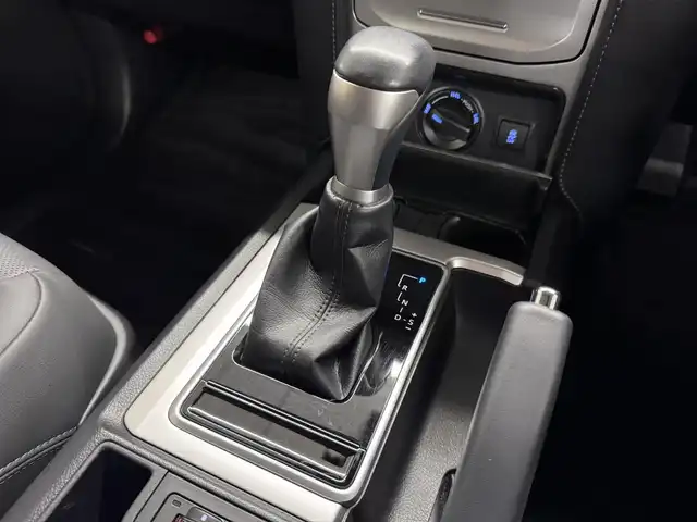 トヨタ ランドクルーザー プラド TX Lパッケージ 三重県 2022(令4)年 2万km ブラック ガソリン/パートタイム4WD/MTモード付フロア6AT/カロッツェリア 9インチ『楽ナビ』 AVIC-RL812/（CD/DVD/MSV/SD/FM/AM/TV/Bluetooth/iPod/USB/HDMI/AUX）/バックカメラ/ドライブレコーダー 前後/ビルトイン ETC2.0/Toyota Safety Sense/・プリクラッシュセーフティ［PCS］/・レーンディパーチャーアラート［LDA］/・レーダークルーズ/・オートハイビーム［AHB］/・インテリジェントクリアランスソナー（パーキングサポートブレーキ（静止物））/・ロードサインアシスト［RSA］/・先行車発進告知機能/装備/・【DOP】デジタルインナーミラー/・【OP】電動ムーンルーフ/・本革シート（ブラック）/・シートヒーター/ベンチレーション（D/N）/・パワーシート（D8way&ランバーサポート/N4way）/・オートライト/・LED ヘッドランプ＆フロントフォグランプ/・雨滴感応式フロントワイパー/・純正 17inAW/・プッシュスタート/・スマートキーx1/など