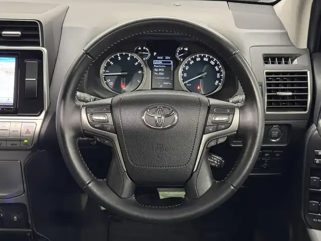 トヨタ ランドクルーザー プラド TX Lパッケージ 三重県 2022(令4)年 2万km ブラック ガソリン/パートタイム4WD/MTモード付フロア6AT/カロッツェリア 9インチ『楽ナビ』 AVIC-RL812/（CD/DVD/MSV/SD/FM/AM/TV/Bluetooth/iPod/USB/HDMI/AUX）/バックカメラ/ドライブレコーダー 前後/ビルトイン ETC2.0/Toyota Safety Sense/・プリクラッシュセーフティ［PCS］/・レーンディパーチャーアラート［LDA］/・レーダークルーズ/・オートハイビーム［AHB］/・インテリジェントクリアランスソナー（パーキングサポートブレーキ（静止物））/・ロードサインアシスト［RSA］/・先行車発進告知機能/装備/・【DOP】デジタルインナーミラー/・【OP】電動ムーンルーフ/・本革シート（ブラック）/・シートヒーター/ベンチレーション（D/N）/・パワーシート（D8way&ランバーサポート/N4way）/・オートライト/・LED ヘッドランプ＆フロントフォグランプ/・雨滴感応式フロントワイパー/・純正 17inAW/・プッシュスタート/・スマートキーx1/など