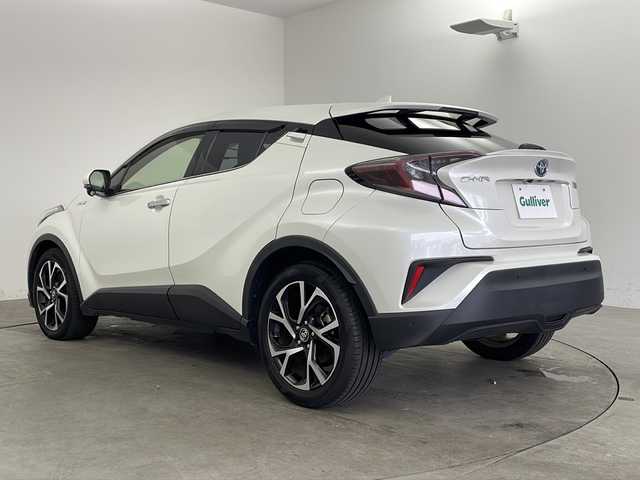 トヨタ Ｃ－ＨＲ G LEDエディション 兵庫県 2018(平30)年 7.1万km ホワイトパールクリスタルシャイン ・純正ナビ＆TV＆CD＆DVD＆BT＆SD/・バックカメラ/・ハーフレザーシート/・前席シートヒーター/・トヨタセーフティセンス/・プリクラッシュセーフティシステム（歩行者検知機能付 衝突回避支援タイプ/ミリ波レーダー＋単眼カメラ方式）/・レーンディパーチャーアラート（ステアリング制御付）/・オートマチックハイビーム/・レーダークルーズコントロール（全車速追従機能付）/・クリアランスソナー/・ブラインドスポットモニター/・ドアミラーヒーター/・nanoeエアコン/・ブレーキホールド/・本革巻きステアリング/・ビルトインETC/・純正18インチAW/・防眩ミラー/・プッシュスタート