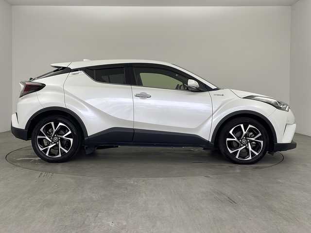 トヨタ Ｃ－ＨＲ G LEDエディション 兵庫県 2018(平30)年 7.1万km ホワイトパールクリスタルシャイン ・純正ナビ＆TV＆CD＆DVD＆BT＆SD/・バックカメラ/・ハーフレザーシート/・前席シートヒーター/・トヨタセーフティセンス/・プリクラッシュセーフティシステム（歩行者検知機能付 衝突回避支援タイプ/ミリ波レーダー＋単眼カメラ方式）/・レーンディパーチャーアラート（ステアリング制御付）/・オートマチックハイビーム/・レーダークルーズコントロール（全車速追従機能付）/・クリアランスソナー/・ブラインドスポットモニター/・ドアミラーヒーター/・nanoeエアコン/・ブレーキホールド/・本革巻きステアリング/・ビルトインETC/・純正18インチAW/・防眩ミラー/・プッシュスタート