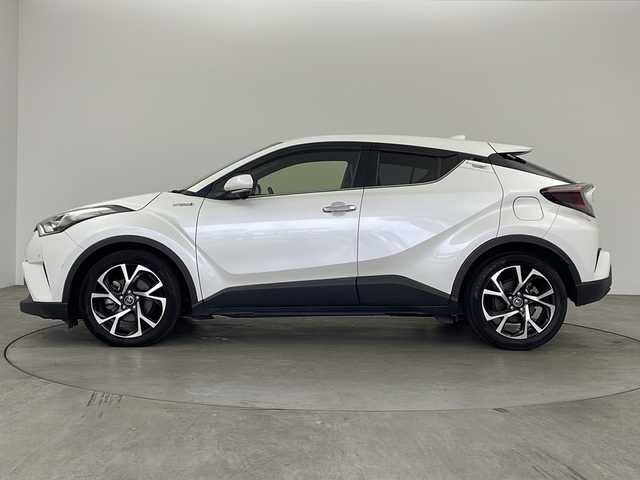 トヨタ Ｃ－ＨＲ G LEDエディション 兵庫県 2018(平30)年 7.1万km ホワイトパールクリスタルシャイン ・純正ナビ＆TV＆CD＆DVD＆BT＆SD/・バックカメラ/・ハーフレザーシート/・前席シートヒーター/・トヨタセーフティセンス/・プリクラッシュセーフティシステム（歩行者検知機能付 衝突回避支援タイプ/ミリ波レーダー＋単眼カメラ方式）/・レーンディパーチャーアラート（ステアリング制御付）/・オートマチックハイビーム/・レーダークルーズコントロール（全車速追従機能付）/・クリアランスソナー/・ブラインドスポットモニター/・ドアミラーヒーター/・nanoeエアコン/・ブレーキホールド/・本革巻きステアリング/・ビルトインETC/・純正18インチAW/・防眩ミラー/・プッシュスタート