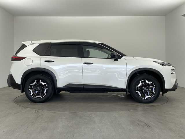 日産 エクストレイル X e－4ORCE エクストリーマーX 兵庫県 2023(令5)年 1.1万km ブリリアントホワイトパール ・寒冷地仕様/・純正12.3インチナビ&TV&BT&USB&ApleCarPlay/・ビルトインETC2.0/・アラウンドビューモニター/・社外前方ドライブレコーダー/・エマージェンシーブレーキ/・プロパイロット/・踏み間違い防止/・標識検知機能/・車線逸脱警報装置　/・ブラインドスポットモニター/・クルーズコントロール/・オートマチックハイビーム/・オートライト/・パワーバックドア/・合皮シート/・前席パワーシート/・前席シートヒーター/・運転席メモリーシート/・ステアリングヒーター/・ステアリングスイッチ/・AC100V電源/・寒冷地仕様/・電動パーキング/・ブレーキホールド/・デジタルルームミラー/・LEDライト/・フォグライト/・社外ゴムマット/・スマートキー/・スペアキー/・プッシュスタート/・保証書/・取扱説明書