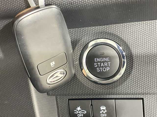 ダイハツ タフト G ダーククロムベンチャー 福岡県 2024(令6)年 0.3万km フォレストカーキメタリック 禁煙車/パノラマルーフ/純正ディスプレイオーディオ/・BT/HDMI/USB/フルセグTV/・バックモニター/スマートアシスト/コーナーセンサー/レーダークルーズコントロール/ブレーキホールド/シートヒーター(D/N)/革巻きステアリング/ステアリングリモコン/LEDヘッドライト/・オートライト/・フォグランプ/アイドリングストップ/純正フロアマット/純正ドアバイザー