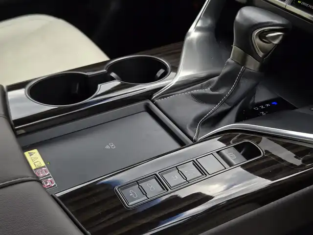 レクサス ＬＸ 600 鹿児島県 2022(令4)年 3.7万km ソニッククォーツ マークレビンソン　/純正ＯＰアルミホイール（２２インチ）　/レクサスセーフティシステムプラス　/ブラインドスポットモニター　/レーダークルーズコントロール/ムーンルーフ　/ワイヤレス充電　/リヤエンターテインメント　/ホワイトレザーシート/純正ディスプレイオーディオ/Bluetoothオーディオ/全席シートヒーター/全席シートベンチレーション/D+N席パワーシート/ステアリングヒーター/パノラミックビューモニター(足元透過機能付き)/パワーバックドア/電動格納機能付きサードシート/後席純正モニター/前後ドライブレコーダー/横滑り防止装置/レーンキープアシスト/プッシュスタート/スマートキー
