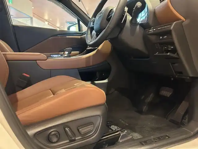 レクサス ＬＢＸ リラックス 道央・札幌 2024(令6)年 0.4万km ソニッククォーツ LexusTeammateAdvancedDrive(渋滞時支援)/　+緊急時操舵支援/　+FCTA/　+LCA/　+ドライバーモニター連携/LexusTeammateAdvancedPark(リモート機能付)/+PKSB/ドライブレコーダー(前後)/ヘッドアップディスプレイ/LexusSafetySystem+/パノラミックビューモニター/本革シート/シートヒーター/ステアリングヒーター/純正メモリナビ/フルセグTV/USB/Bluetooth/パワーテールゲート