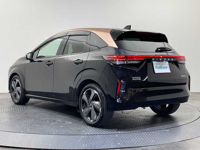 日産 オーラ G レザーエディション 愛媛県 2023(令5)年 2.1万km ミッドナイトブラック/サンライズカッパー ９型ナビ/フルセグ／Ｂｌｕｅｔｏｏｔｈ／ＵＳＢ/全方位カメラ/プロパイロット/衝突軽減ブレーキ/ＥＴＣ２．０/前方ドライブレコーダー/レーダークルーズコントロール/レーンキープアシスト/ブラインドスポットモニター/前後コーナーセンサー/オートマチックハイビーム/レザーシート/LEDヘッドライト