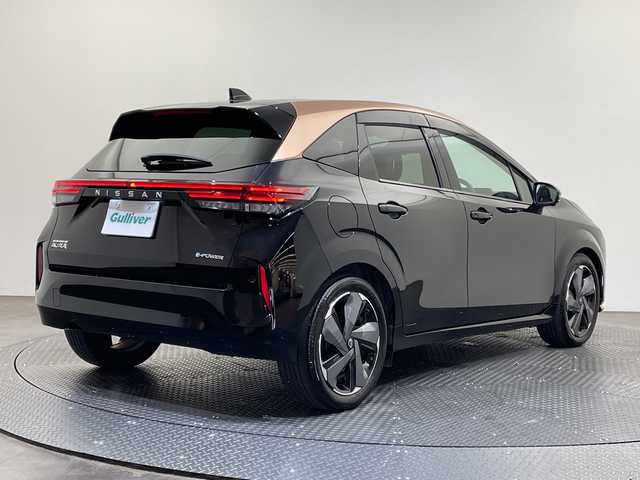 日産 オーラ G レザーエディション 愛媛県 2023(令5)年 2.1万km ミッドナイトブラック/サンライズカッパー ９型ナビ/フルセグ／Ｂｌｕｅｔｏｏｔｈ／ＵＳＢ/全方位カメラ/プロパイロット/衝突軽減ブレーキ/ＥＴＣ２．０/前方ドライブレコーダー/レーダークルーズコントロール/レーンキープアシスト/ブラインドスポットモニター/前後コーナーセンサー/オートマチックハイビーム/レザーシート/LEDヘッドライト