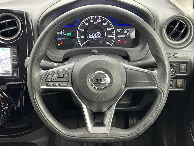 日産 ノート e－パワー X 岡山県 2016(平28)年 5.8万km スーパーブラック 純正メモリーナビ/（Bluetooth/フルセグTV/CD/DVD/USB】/エマージェンシーブレーキ/アラウンドビューモニター/ＥＴＣ/コーナーセンサー（前後）/プッシュスタート/アイドリングストップ/踏み間違い防止/横滑り防止装置/ISOFIX/ステアリングスイッチ/チルトステアリング/シートリフター/ウインカーミラー/ドアバイザー/スマートキー