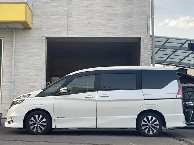 日産 セレナ ハイウェイスター Vセレクション 大分県 2017(平29)年 6.9万km ブリリアントホワイトパール 両側パワースライドドア /純正16インチアルミホイール/純正フロアマット/純正LEDヘッドライト/純正ナビ/フルセグTV/Bluetooth/オートライト/横滑り防止装置/衝突被害軽減ブレーキ/バックカメラ/クルーズコントロール/スマートキー/5月3日から5月7日までお休みの為、書類発送及び車両搬出は5月8日以降になります。