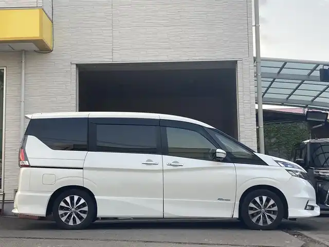 日産 セレナ ハイウェイスター Vセレクション 大分県 2017(平29)年 6.9万km ブリリアントホワイトパール 両側パワースライドドア /純正16インチアルミホイール/純正フロアマット/純正LEDヘッドライト/純正ナビ/フルセグTV/Bluetooth/オートライト/横滑り防止装置/衝突被害軽減ブレーキ/バックカメラ/クルーズコントロール/スマートキー/5月3日から5月7日までお休みの為、書類発送及び車両搬出は5月8日以降になります。