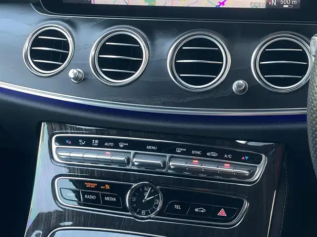 メルセデス・ベンツ Ｅ２２０ｄ アバンギャルド スポーツ 山梨県 2018(平30)年 3.5万km ダイヤモンドホワイト 黒半革/フロントリップ/リアディフューザー/純正HDDナビ/フルセグTV/全周囲カメラ/前席シートヒーター/ACC/レーンキープアシスト/ブラインドスポットアシスト/衝突軽減ブレーキ/アンビエントライト/純正19インチAW/インテリジェントライト/LEDヘッドライト/オートハイビーム