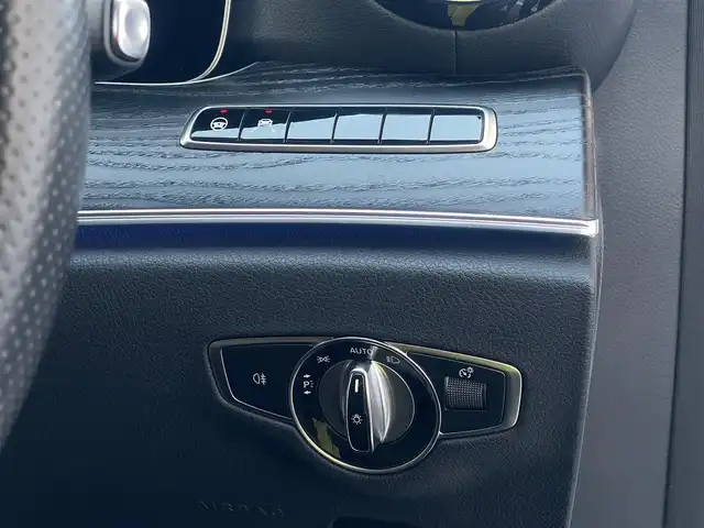 メルセデス・ベンツ Ｅ２２０ｄ アバンギャルド スポーツ 山梨県 2018(平30)年 3.5万km ダイヤモンドホワイト 黒半革/フロントリップ/リアディフューザー/純正HDDナビ/フルセグTV/全周囲カメラ/前席シートヒーター/ACC/レーンキープアシスト/ブラインドスポットアシスト/衝突軽減ブレーキ/アンビエントライト/純正19インチAW/インテリジェントライト/LEDヘッドライト/オートハイビーム