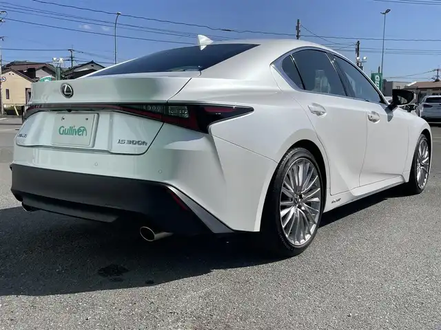 レクサス ＩＳ 300h バージョンL 福岡県 2021(令3)年 2.7万km ソニッククォーツ ワンオーナー/サンルーフ/メーカーナビ/（BLUETOOTH/フルセグ/CD/DVD/AUX)/アラウンドビューモニター/バックカメラ/フロントカメラ/サイドカメラ/電動トランクリッド/レーダークルーズコントロール/LEDヘッドライト/オートライト/オートマチックハイビーム/レザーシート/シートメモリー/DN席パワーシート/DN席シートヒーター/DN席エアシート/ステアリングヒーター/チルトステアリング/純正19インチAW/BSM/横滑り防止装置/コーナーセンサー/レーンキープアシスト/盗難防止装置/衝突軽減システム/スマートキー/カードキー/ETC2.0/保証書/取扱説明書