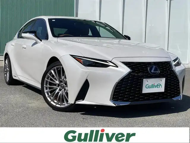レクサス ＩＳ 300h バージョンL 福岡県 2021(令3)年 2.7万km ソニッククォーツ ワンオーナー/サンルーフ/メーカーナビ/（BLUETOOTH/フルセグ/CD/DVD/AUX)/アラウンドビューモニター/バックカメラ/フロントカメラ/サイドカメラ/電動トランクリッド/レーダークルーズコントロール/LEDヘッドライト/オートライト/オートマチックハイビーム/レザーシート/シートメモリー/DN席パワーシート/DN席シートヒーター/DN席エアシート/ステアリングヒーター/チルトステアリング/純正19インチAW/BSM/横滑り防止装置/コーナーセンサー/レーンキープアシスト/盗難防止装置/衝突軽減システム/スマートキー/カードキー/ETC2.0/保証書/取扱説明書