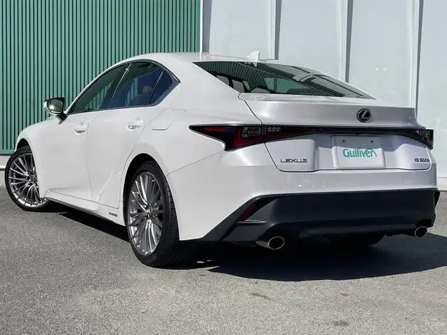レクサス ＩＳ 300h バージョンL 福岡県 2021(令3)年 2.7万km ソニッククォーツ ワンオーナー/サンルーフ/メーカーナビ/（BLUETOOTH/フルセグ/CD/DVD/AUX)/アラウンドビューモニター/バックカメラ/フロントカメラ/サイドカメラ/電動トランクリッド/レーダークルーズコントロール/LEDヘッドライト/オートライト/オートマチックハイビーム/レザーシート/シートメモリー/DN席パワーシート/DN席シートヒーター/DN席エアシート/ステアリングヒーター/チルトステアリング/純正19インチAW/BSM/横滑り防止装置/コーナーセンサー/レーンキープアシスト/盗難防止装置/衝突軽減システム/スマートキー/カードキー/ETC2.0/保証書/取扱説明書